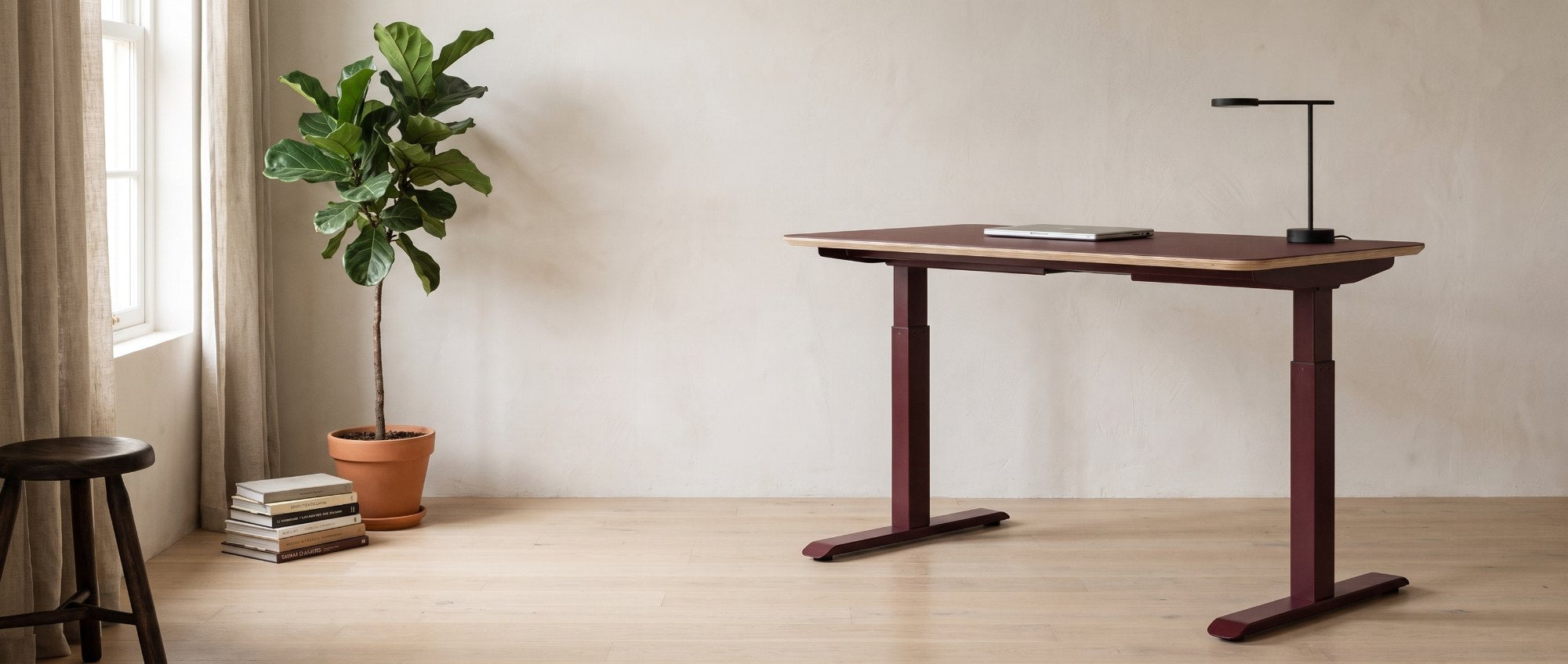 Stadesk One met blad en frame in burgundy in een lichte kamer